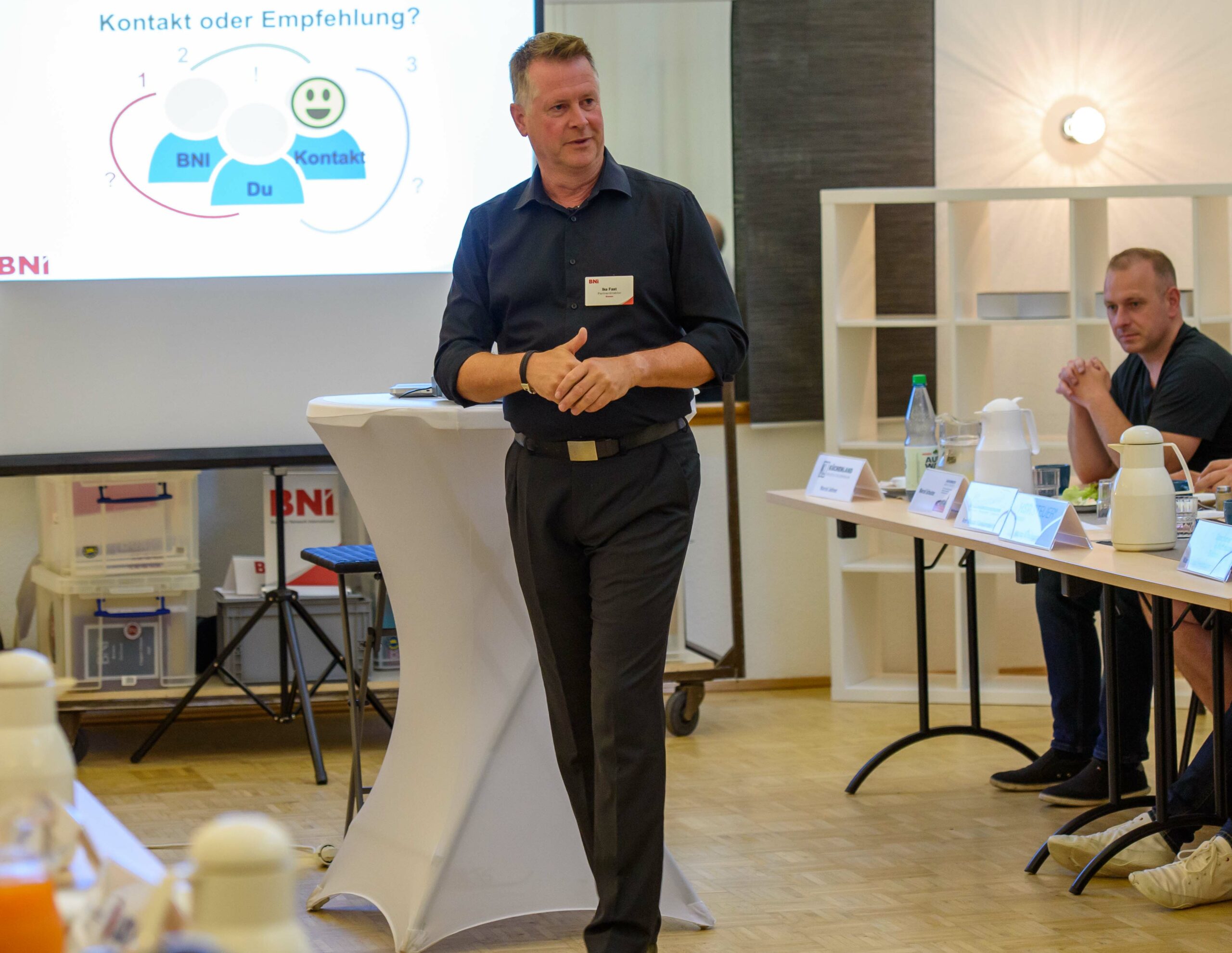 Rhetoriktrainer Ike Fast lehrt aktives Zuhören vor interessierten Zuhörern im Raum.