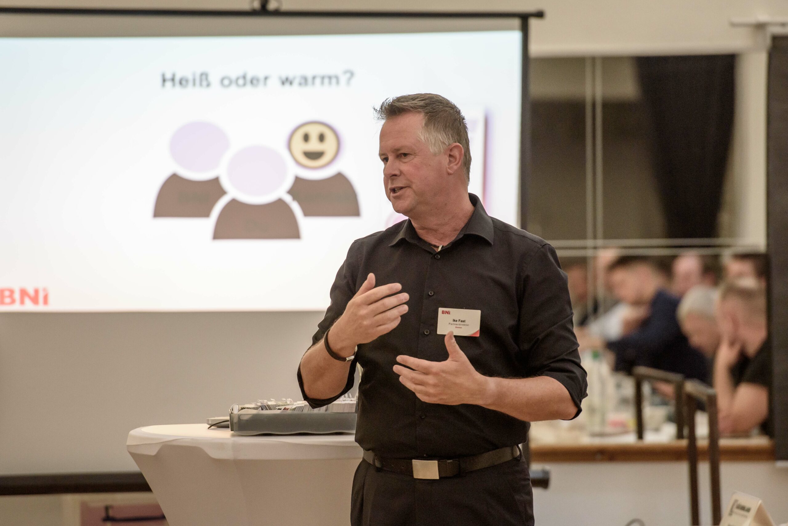 Rhetoriktrainer Ike Fast lehrt aktives Zuhören vor interessierten Zuhörern im Raum.