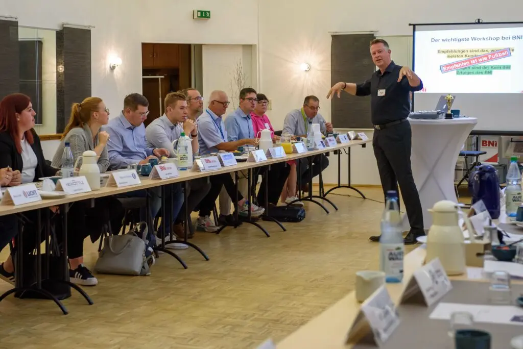 Spezialist Ike Fast vermittelt Körpersprache, Stimme und Redegestaltung in Präsentation.