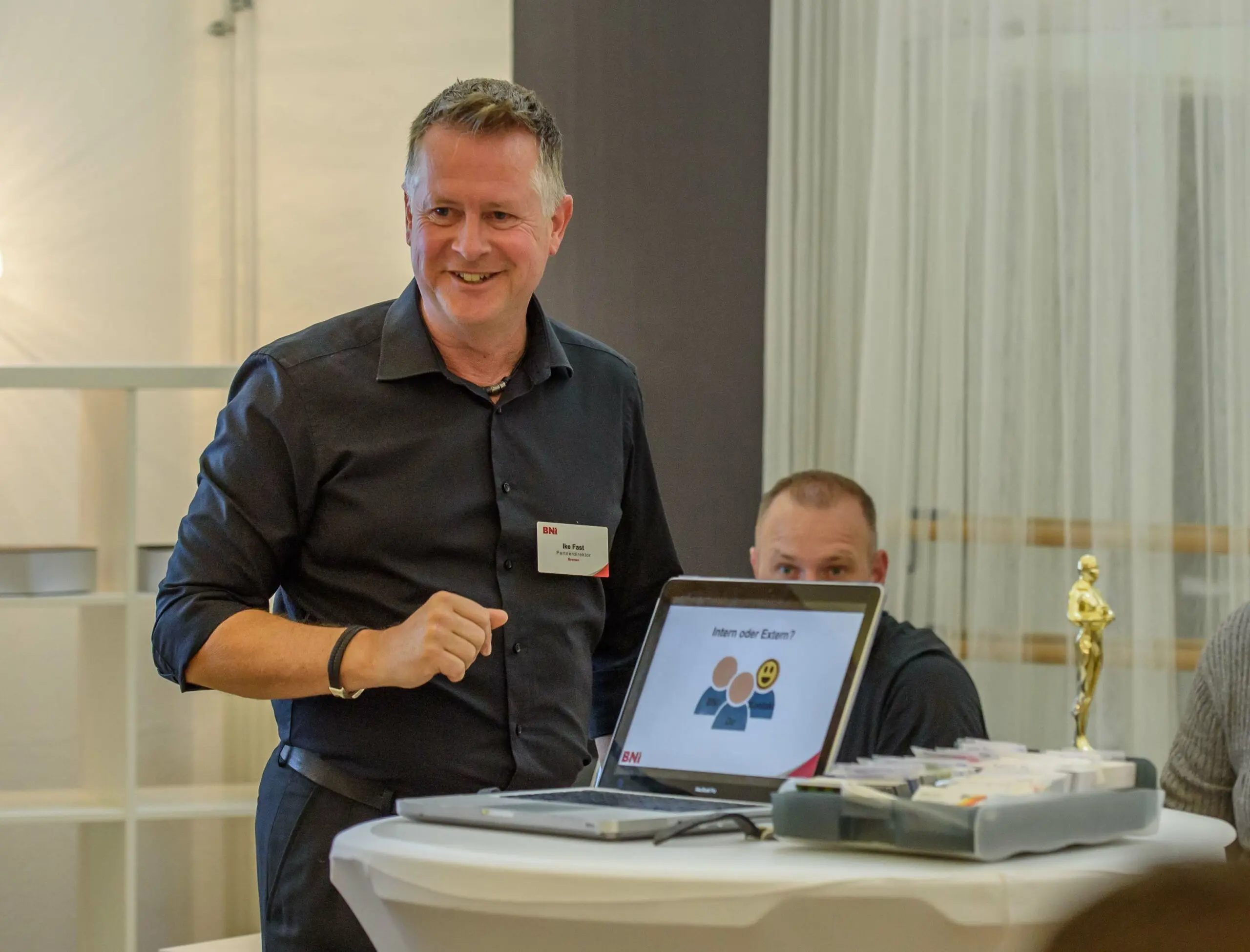 Nahaufnahme: Rhetoriktrainer Ike Fast im Seminar erklärt die effektive Fragetechnik-Erlernung.