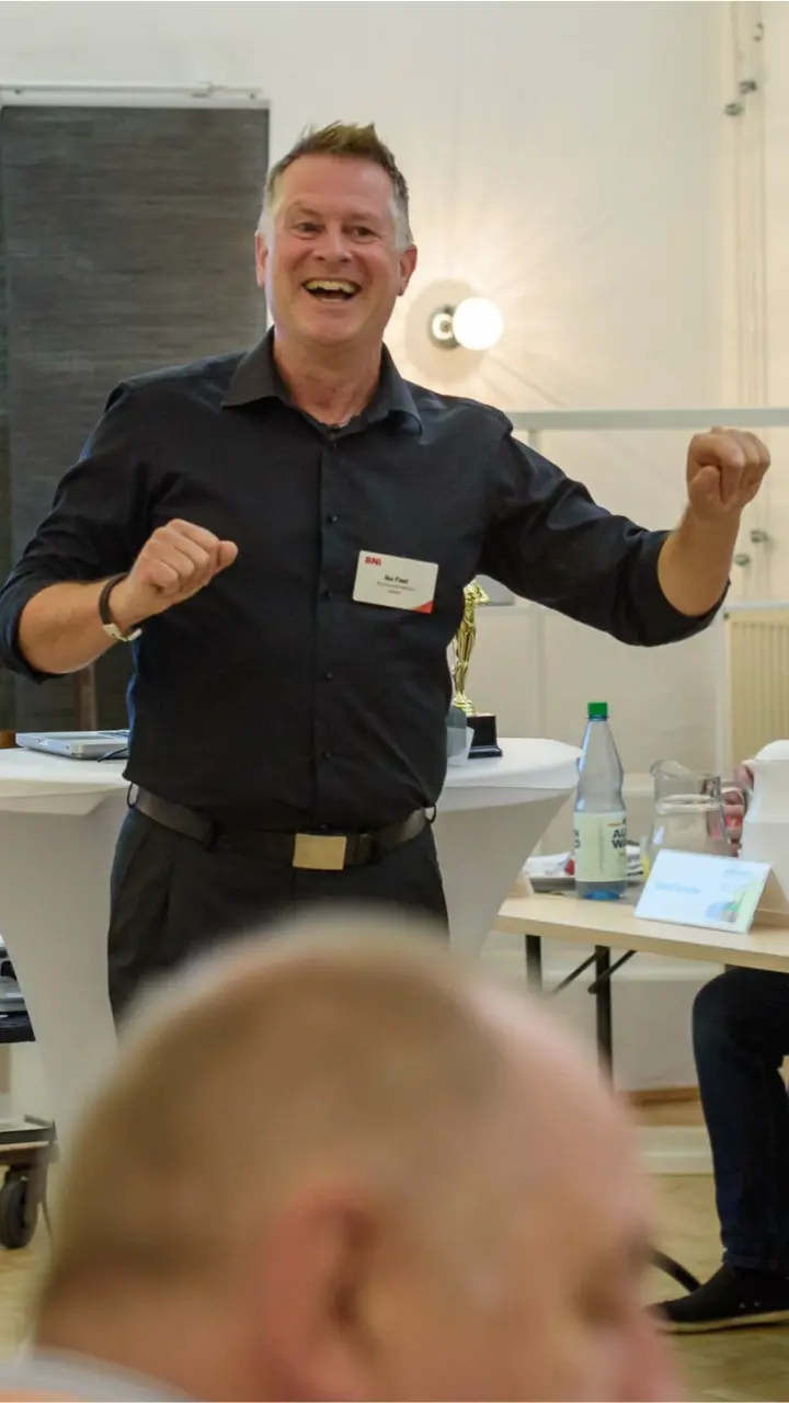 Kommunikationsexperte Ike Fast coacht sein Sprachseminar in einer Firma - Kommunikationscoaching vor Ort.
